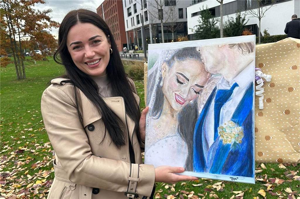 Liah-Mara (9) trifft ihre Stammzellen-Spenderin : „Jetzt sind wir für immer verbunden“ Stolz präsentiert Edona Ger das gemalte Bild ihrer Hochzeit nach WhatsApp-Vorlage.