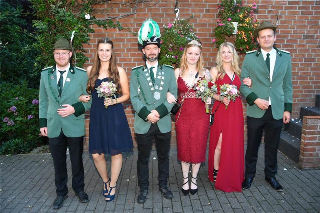 Kökelsumer Schützen haben neuen König: Jan Schulze Kökelsum Stolz präsentiert sich der neue Thron beim Königsball: In der Mitte König Jan Schulze Kökelsum mit seiner Königin Maria Pieper, Ehrendame Laura Besemann mit Thronoffizier Stefan Pieper (l.), rechts Ehrendame Alina Eschrich mit Thronoffizier Max Niewind.