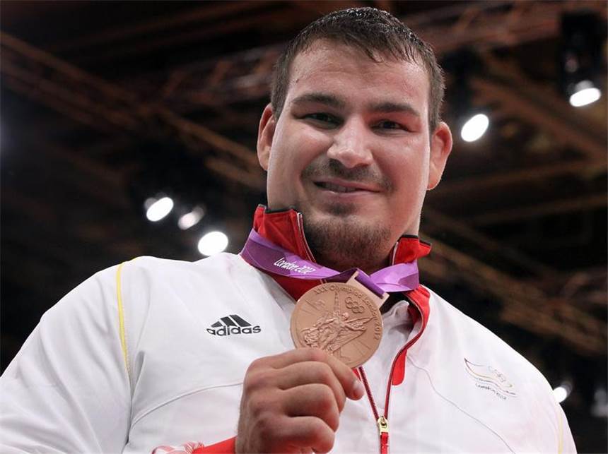 145-Kilo-Koloss Tölzer am Ziel - Endlich Judo-Medaille Stolz präsentiert Tölzer seine Bronzemedaille. Foto: Orestis Panagiotou