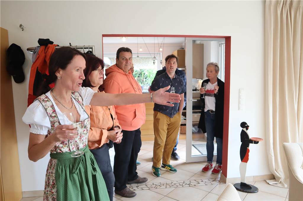 Tierärztin Susanne Ewens unterstützt mit ihrer neuen Pension den Tierschutz Stolz präsentierte die Hausherrin ihren Gästen bei der Eröffnungsfeier die stilvoll eingerichteten Räumlichkeiten.