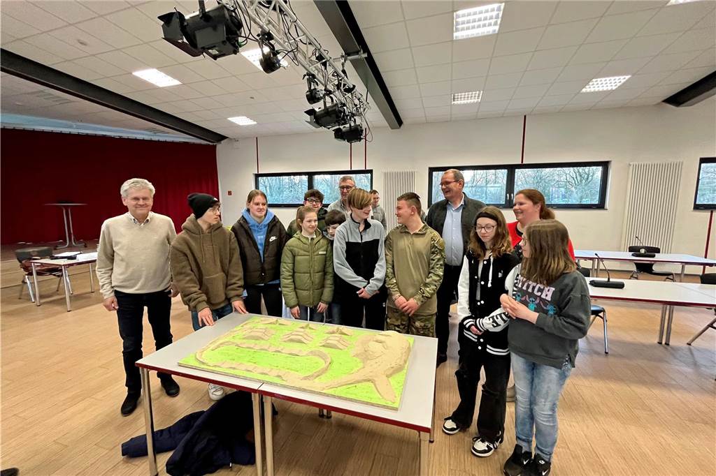 Startschuss für Bike-Park: Fertigstellung bis Ende 2023 geplant Stolz präsentierten die Jugendlichen ihr selbst erarbeitetes Modell des Bike-Parks im Jugendhilfeausschuss Anfang März 2023.