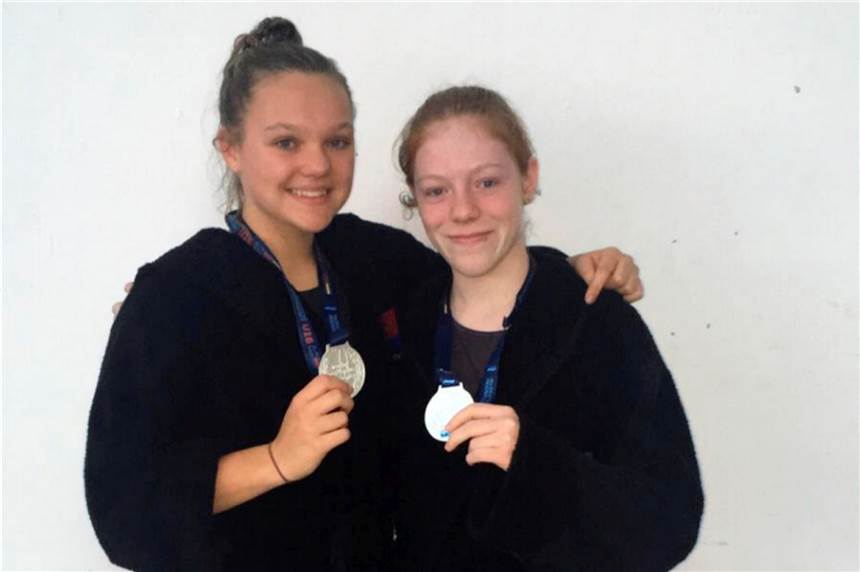Zwei Schermbeckerinnen gewinnen DM-Silber Stolz: Sophie Gromann und Charlotte Herrschaft (v.l.) gewannen mit den U16-Mädchen des SV Bayer Uerdingen 08 DM-Silber.Foto: Privat