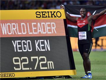 Stolz steht Julius Yego neben der Anzeige mit seiner Weite. Foto: Franck Robichon