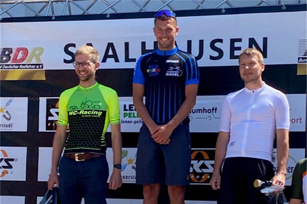 Dorstener führt die NRW-Cup-Serie an: Sieg bei der Shark Attack Marcel Henschel auf dem Siegerpdest in Saalfeld