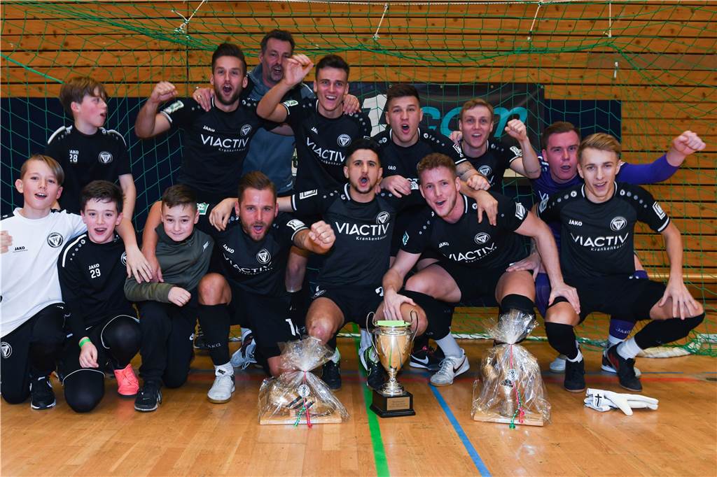Immer Probleme mit dem Pott: Beim Hertener Mitternachtscup scheint die Trophäe sehr begehrt Hallenfußball, 14. Kick-mit-Schmidt Mitternachtscup der DJK Spvgg. Herten in der Sporthalle der Rosa-Parks-Schule, 28. Dezember 2019. Foto: Krimpmann