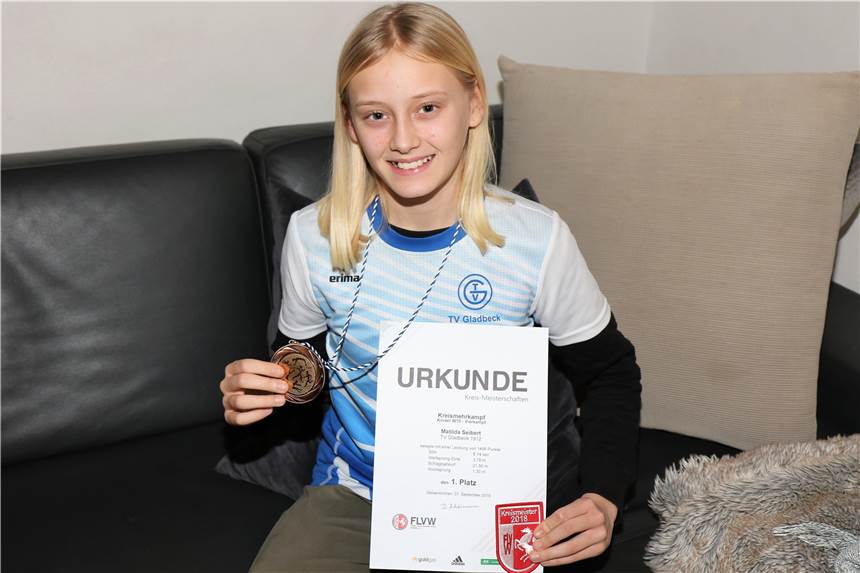 Dorstenerin führt die deutsche Rangliste an Stolz zeigt Mathilda Seibert Medaille und Urkunde, die sie im Dezember beim Vergleichskampf bekam.
