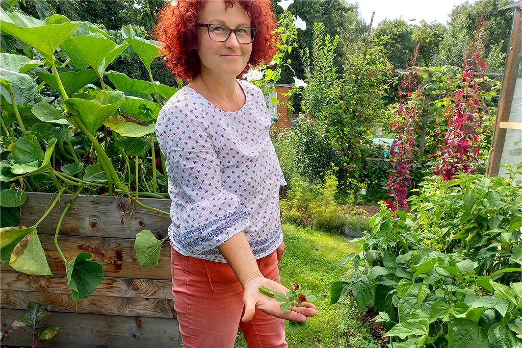Der Garten zum Austoben und Entspannen: „Hier finden wir Ausgleich“ Stolz zeigt Sarka Reinecke eine ihrer exotischen Gemüsesorten: Eine dreieckige Bohne.
