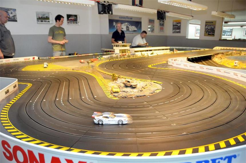 "Schwerte-Ring" ist längste Carrera-Bahn der Stadt Stolze 30,26 Meter lang ist die Rennbahn im Vereinsheim der Carrera-Freunde Schwerte an der Hellpothstraße.