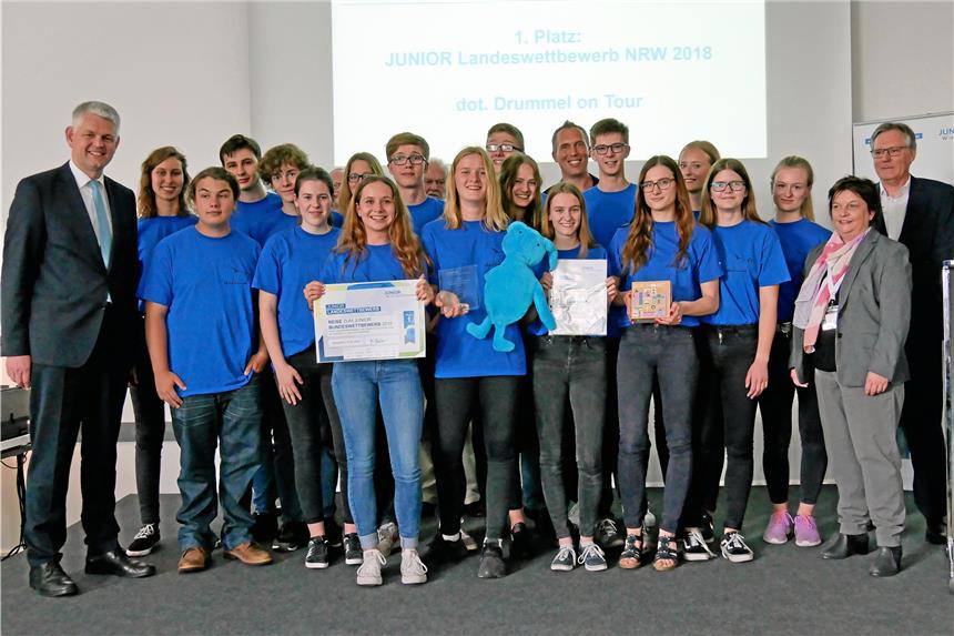 Werner Christophorus-Schüler gewinnen Landeswettbewerb Stolze Sieger: Die Schüler des St.-Christophorus-Gymnasiums freuen sich über die Auszeichnung zur besten Schülerfirma Nordrhein-Westfalens. Sie haben den begehrten Preis für ihr Projekt und das gleichnamige Kinderbuch „Drummel on Tour“ am Dienstag in Düsseldorf bekommen.