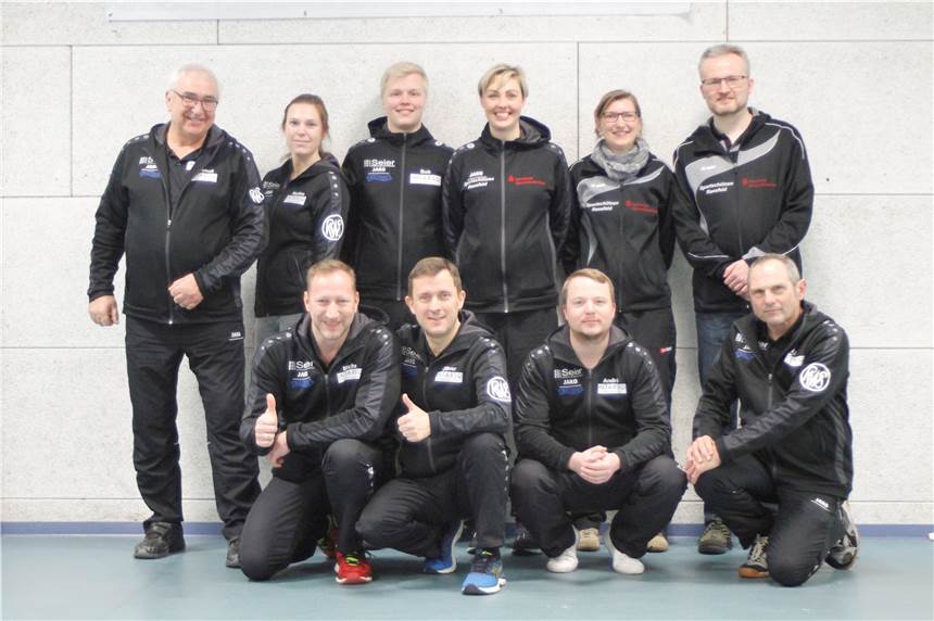 Raesfeld jubelt über zweites Bundesliga-Team Stolzer Zweitligist: die zweite Mannschaft der Sportschützen Raesfeld mit (o.v.l.) Betreuer Hartmut Halke, Nadine Schröer, Bob Linders, Lena Krampe, Carina Brun und Teamleiter Christian Greving sowie (u.v.l.) Micha Schwikardi, Oliver Zolltisch, Andrè Pöhler und Betreuer Rolf Klinger.