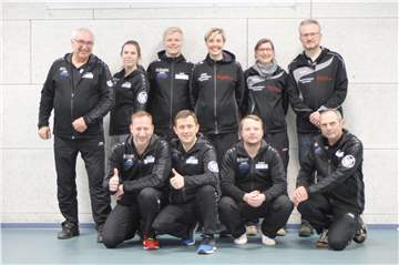 Stolzer Zweitligist: die zweite Mannschaft der Sportschützen Raesfeld mit (o.v.l.) Betreuer Hartmut Halke, Nadine Schröer, Bob Linders, Lena Krampe, Carina Brun und Teamleiter Christian Greving sowie (u.v.l.) Micha Schwikardi, Oliver Zolltisch, Andrè Pöhler und Betreuer Rolf Klinger.