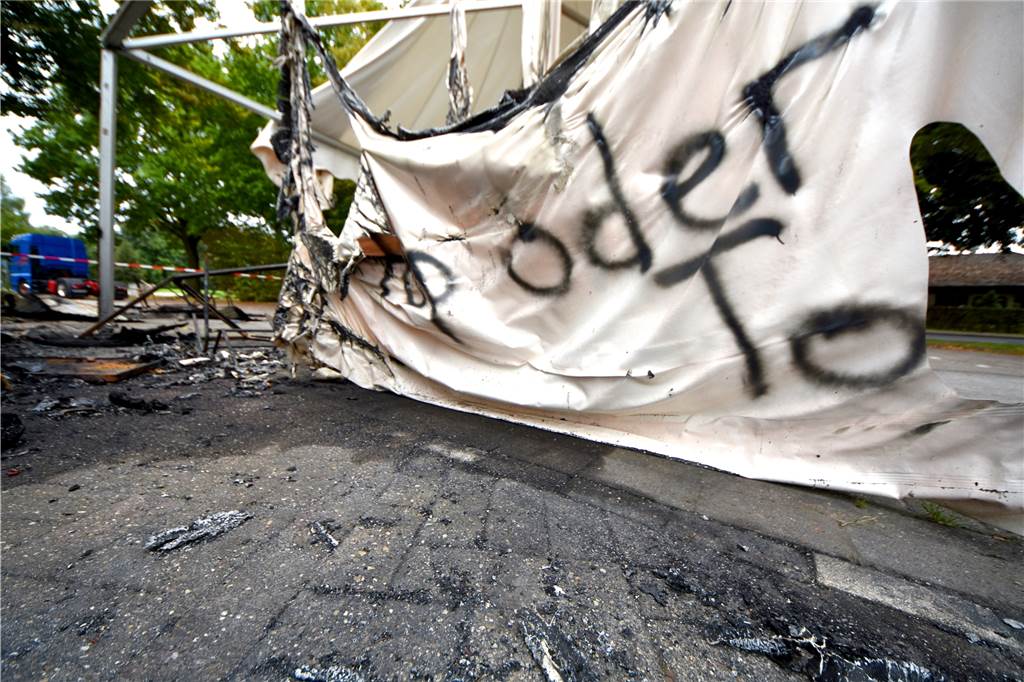 Feuer und Todesdrohung: Betreiber von Corona-Teststelle ist fassungslos "Stop oder Tod" hat jemand mit schwarzer Farbe auf das Zelt der Teststation gesprüht. Deswegen ermittelt jetzt der Staatsschutz. Eine politisch motivierte Tat sei nicht auszuschließen.