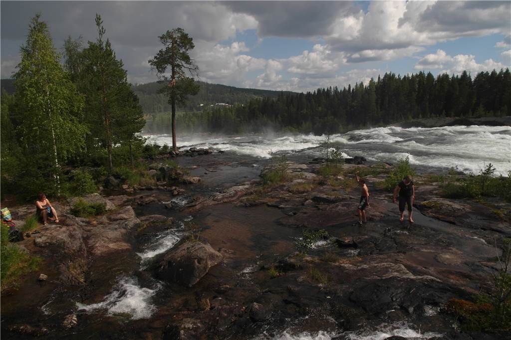 Haustausch in den Norden Schwedens: 30 Grad hinterm Polarkreis Storforsen, die größten Stromschnellen Skandinaviens, waren beeindruckend. Direkt nebenan konnte man auch selbst gefahrlos ins Wasser hüpfen.