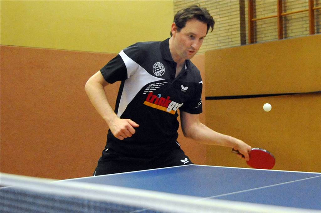 Marc Kruska macht einen Gegenspieler glücklich Strahlende Augen hatte vermutlich Christian Chroscinski am Wochenende. Denn bei den Kreismeisterschaften sah er viele Nachwuchskräfte in den Rauxeler Trikots spielen.