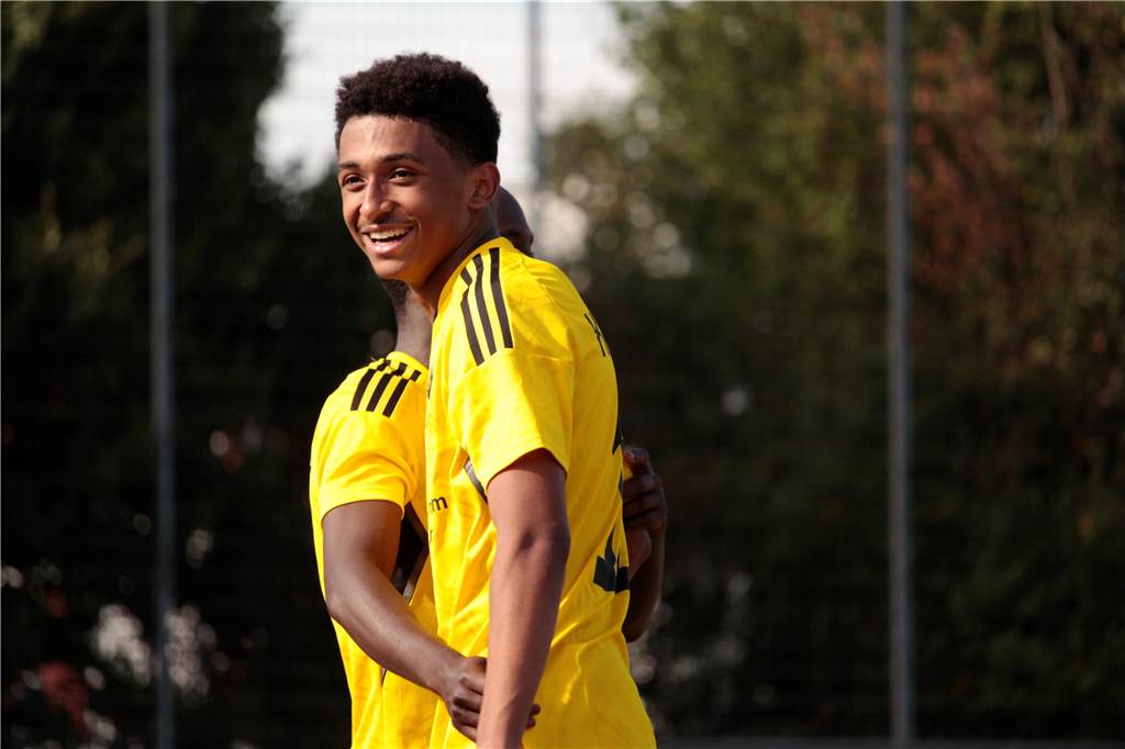 Sie sind die Besten, die Champions: Das ist die Hellweger-Top-Elf der Hinrunde 2022/23 Dylan Pires lacht.