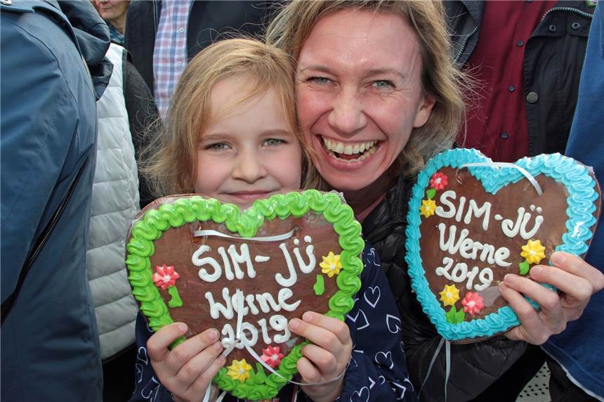 Strahlende Freude über die Kirmes (und die Lebkuchen-Herzen).