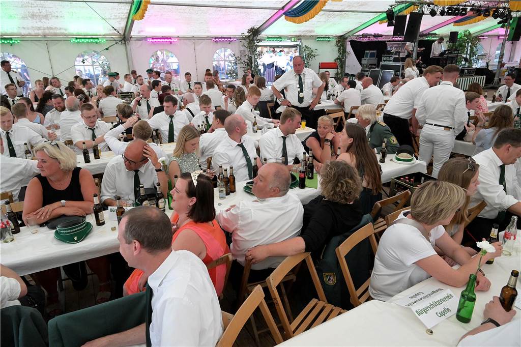 Strahlende Gesichter, gute Stimmung beim einen oder anderen Kaltgetränk: Der Tanzabend war ein gelungener Start in das Schützenfest der Schützen von St. Hubertus Holthausen-Schmintrup in Werne.