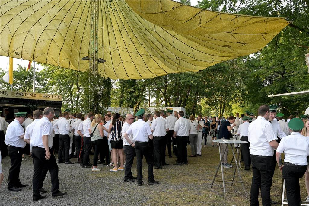 Strahlende Gesichter, gute Stimmung beim einen oder anderen Kaltgetränk: Der Tanzabend war ein gelungener Start in das Schützenfest der Schützen von St. Hubertus Holthausen-Schmintrup in Werne.