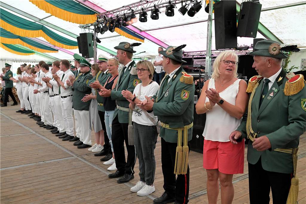 Strahlende Gesichter, gute Stimmung beim einen oder anderen Kaltgetränk: Der Tanzabend war ein gelungener Start in das Schützenfest der Schützen von St. Hubertus Holthausen-Schmintrup in Werne.