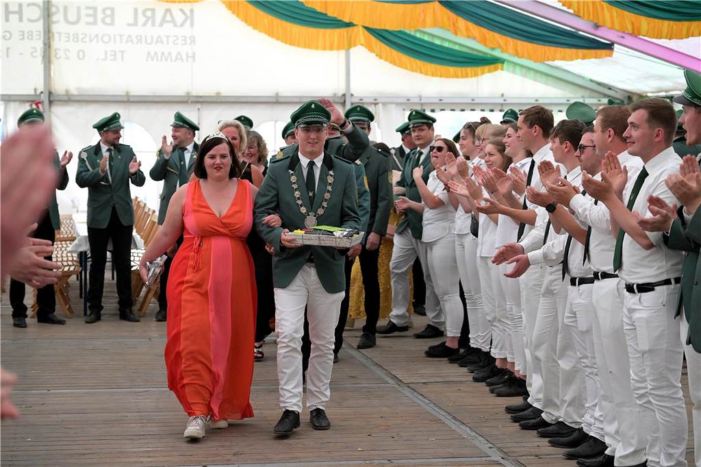 Strahlende Gesichter, gute Stimmung beim einen oder anderen Kaltgetränk: Der Tanzabend war ein gelungener Start in das Schützenfest der Schützen von St. Hubertus Holthausen-Schmintrup in Werne.