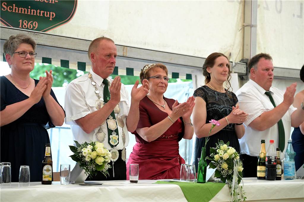 Strahlende Gesichter, gute Stimmung beim einen oder anderen Kaltgetränk: Der Tanzabend war ein gelungener Start in das Schützenfest der Schützen von St. Hubertus Holthausen-Schmintrup in Werne.