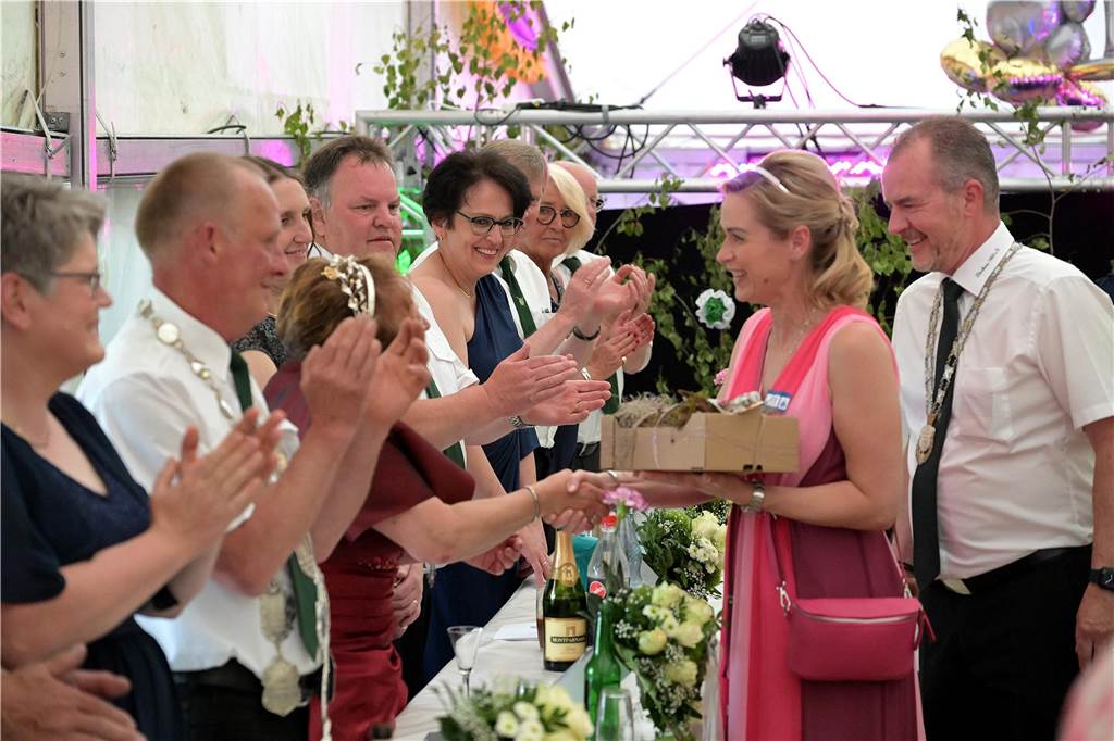 Strahlende Gesichter, gute Stimmung beim einen oder anderen Kaltgetränk: Der Tanzabend war ein gelungener Start in das Schützenfest der Schützen von St. Hubertus Holthausen-Schmintrup in Werne.