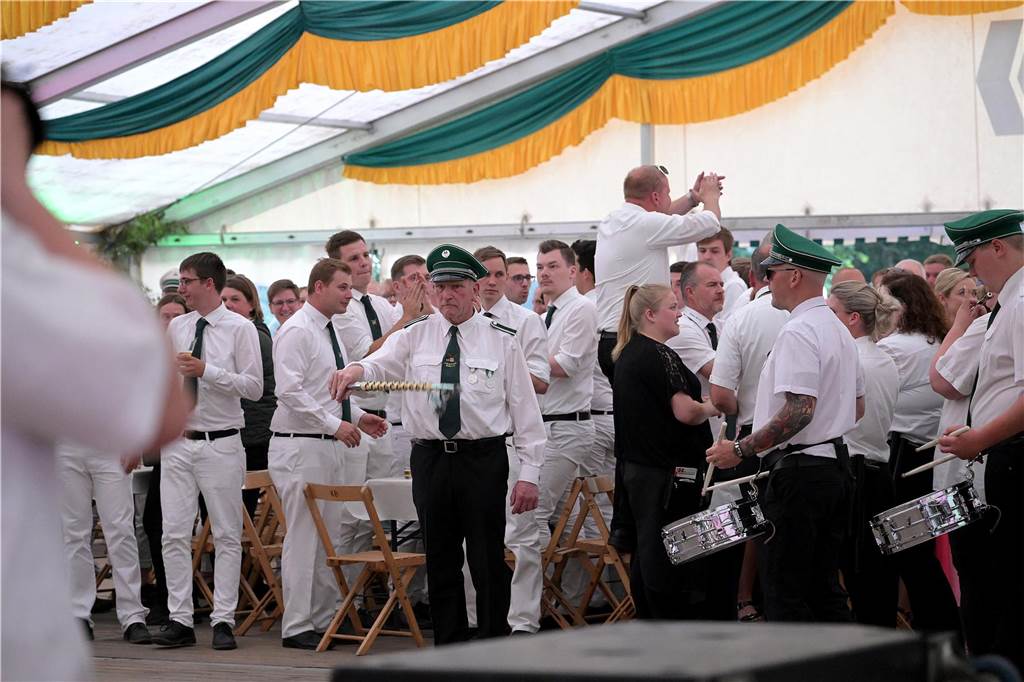 Strahlende Gesichter, gute Stimmung beim einen oder anderen Kaltgetränk: Der Tanzabend war ein gelungener Start in das Schützenfest der Schützen von St. Hubertus Holthausen-Schmintrup in Werne.