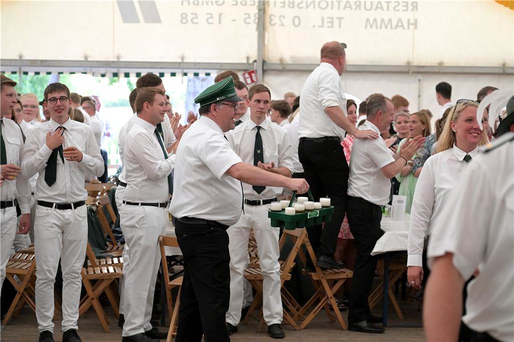 Strahlende Gesichter, gute Stimmung beim einen oder anderen Kaltgetränk: Der Tanzabend war ein gelungener Start in das Schützenfest der Schützen von St. Hubertus Holthausen-Schmintrup in Werne.