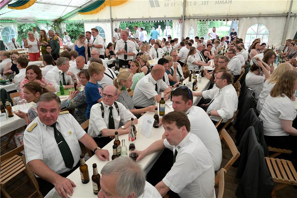 Strahlende Gesichter, gute Stimmung beim einen oder anderen Kaltgetränk: Der Tanzabend war ein gelungener Start in das Schützenfest der Schützen von St. Hubertus Holthausen-Schmintrup in Werne.