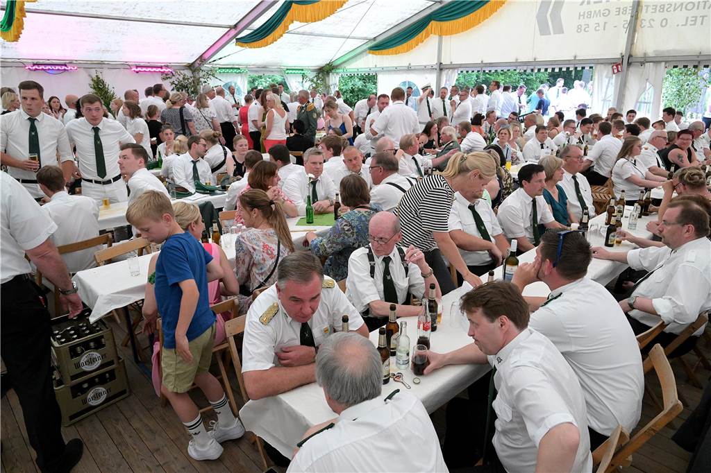 Strahlende Gesichter, gute Stimmung beim einen oder anderen Kaltgetränk: Der Tanzabend war ein gelungener Start in das Schützenfest der Schützen von St. Hubertus Holthausen-Schmintrup in Werne.