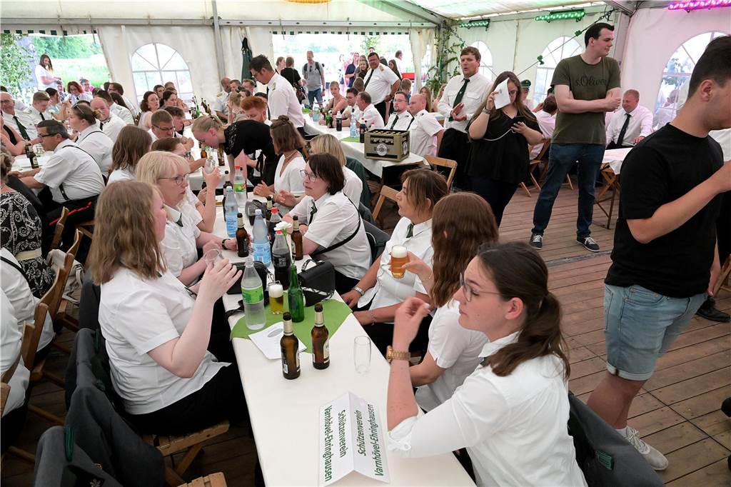 Strahlende Gesichter, gute Stimmung beim einen oder anderen Kaltgetränk: Der Tanzabend war ein gelungener Start in das Schützenfest der Schützen von St. Hubertus Holthausen-Schmintrup in Werne.
