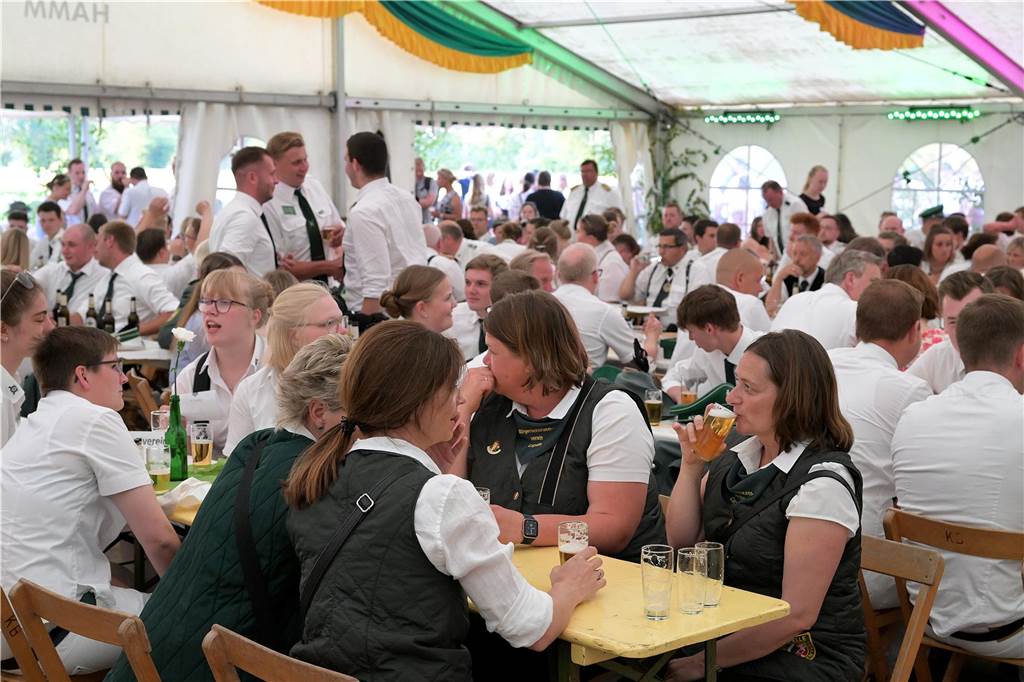 Strahlende Gesichter, gute Stimmung beim einen oder anderen Kaltgetränk: Der Tanzabend war ein gelungener Start in das Schützenfest der Schützen von St. Hubertus Holthausen-Schmintrup in Werne.