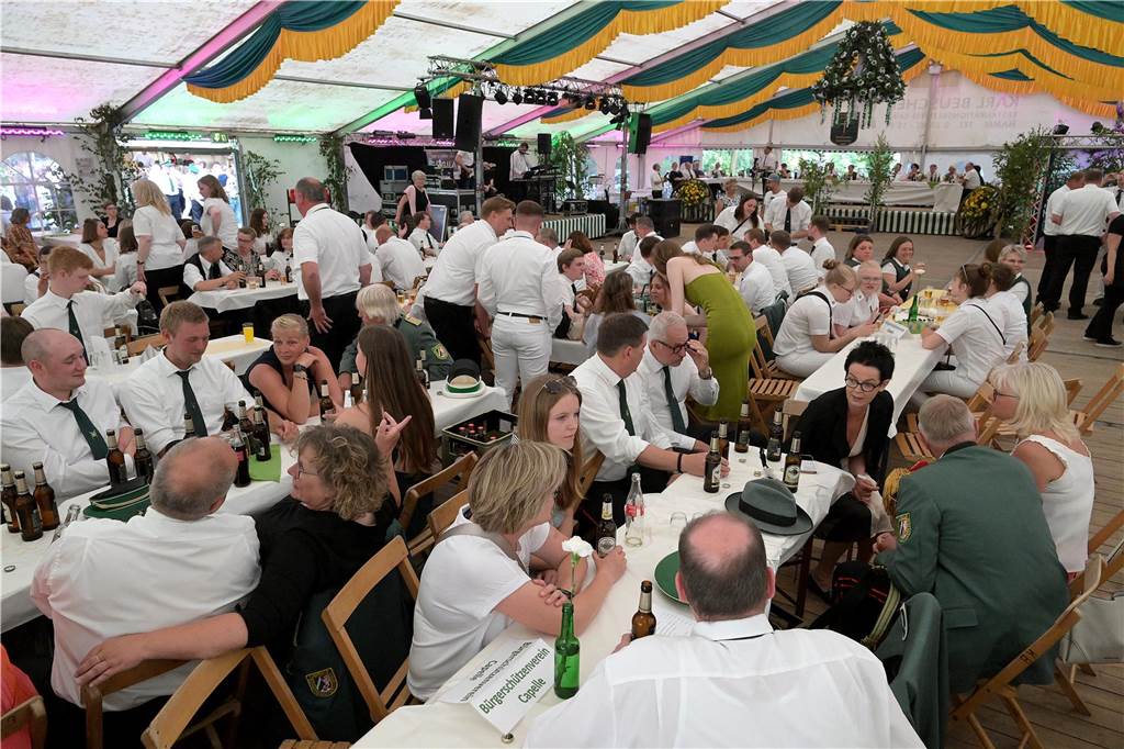 Strahlende Gesichter, gute Stimmung beim einen oder anderen Kaltgetränk: Der Tanzabend war ein gelungener Start in das Schützenfest der Schützen von St. Hubertus Holthausen-Schmintrup in Werne.