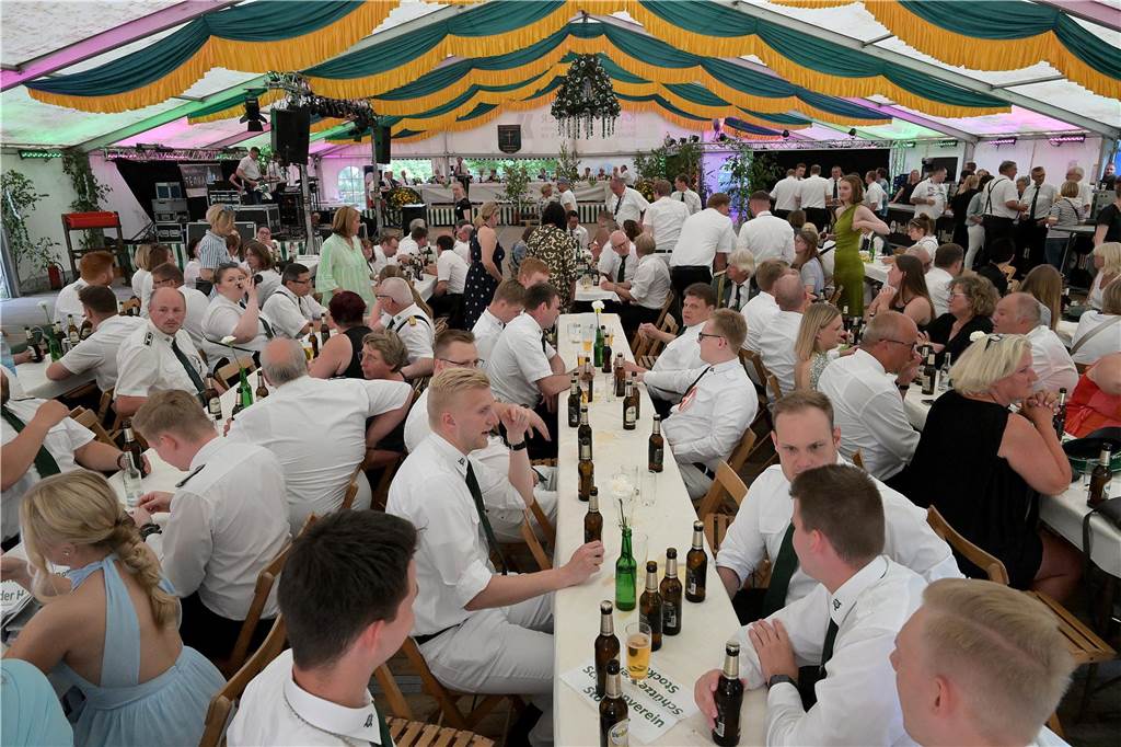 Strahlende Gesichter, gute Stimmung beim einen oder anderen Kaltgetränk: Der Tanzabend war ein gelungener Start in das Schützenfest der Schützen von St. Hubertus Holthausen-Schmintrup in Werne.