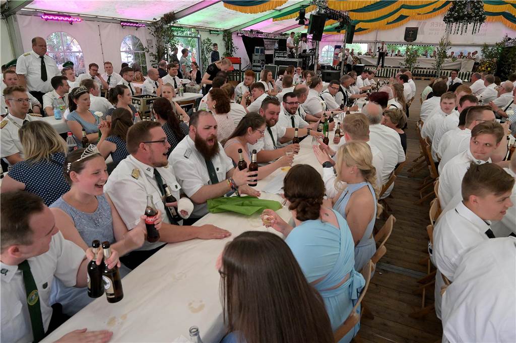 Strahlende Gesichter, gute Stimmung beim einen oder anderen Kaltgetränk: Der Tanzabend war ein gelungener Start in das Schützenfest der Schützen von St. Hubertus Holthausen-Schmintrup in Werne.