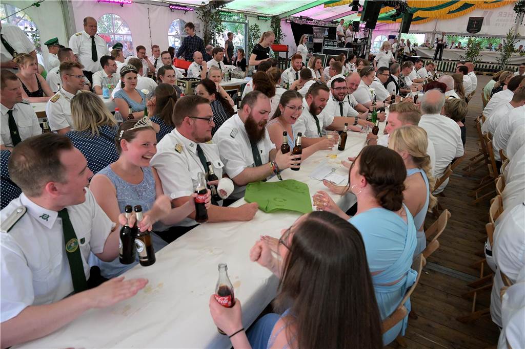 Strahlende Gesichter, gute Stimmung beim einen oder anderen Kaltgetränk: Der Tanzabend war ein gelungener Start in das Schützenfest der Schützen von St. Hubertus Holthausen-Schmintrup in Werne.
