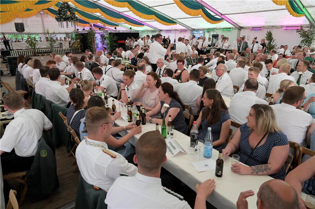Strahlende Gesichter, gute Stimmung beim einen oder anderen Kaltgetränk: Der Tanzabend war ein gelungener Start in das Schützenfest der Schützen von St. Hubertus Holthausen-Schmintrup in Werne.