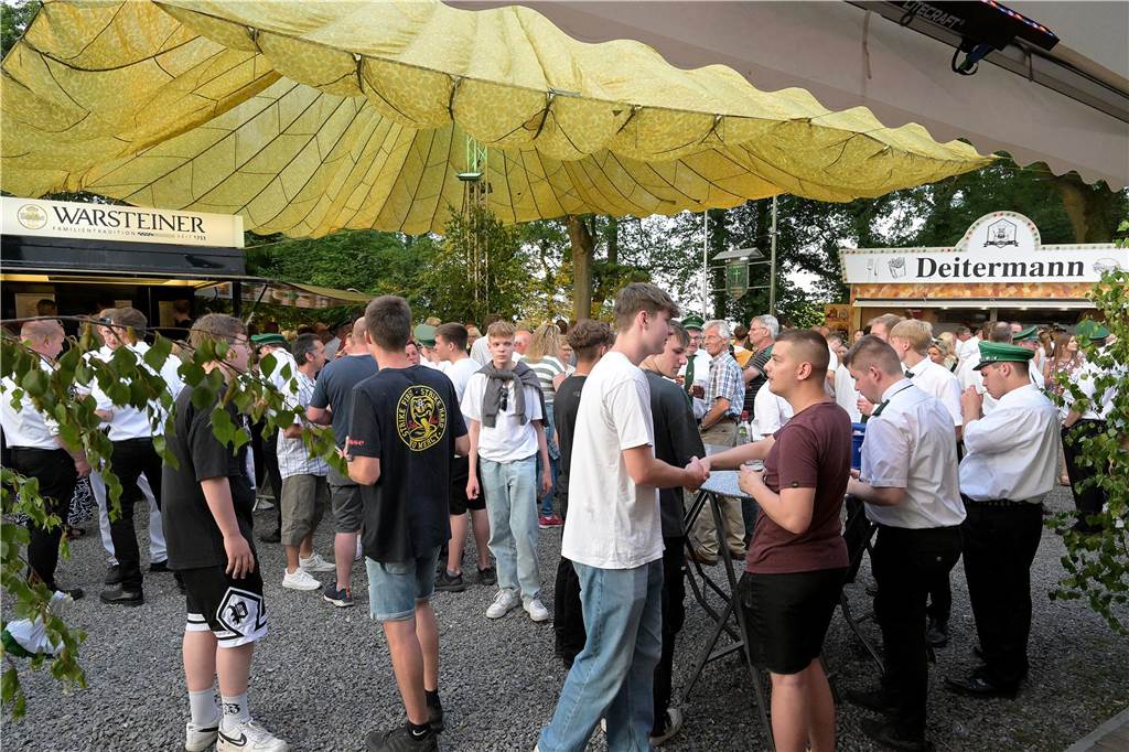 Strahlende Gesichter, gute Stimmung beim einen oder anderen Kaltgetränk: Der Tanzabend war ein gelungener Start in das Schützenfest der Schützen von St. Hubertus Holthausen-Schmintrup in Werne.