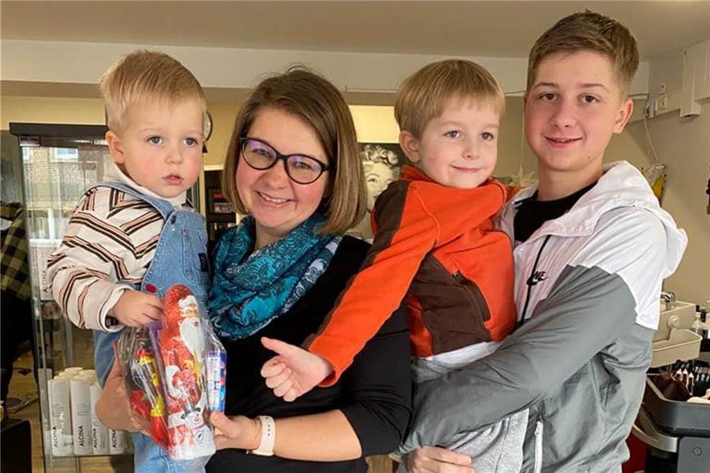 Kostenlose Haarschnitte für Geflüchtete: Friseursalon lebt Nächstenliebe Strahlende Gesichter und ganz viel Dankbarkeit auf Seiten der "Kunden" waren der Lohn für das Team vom Friseursalon Wermelt.