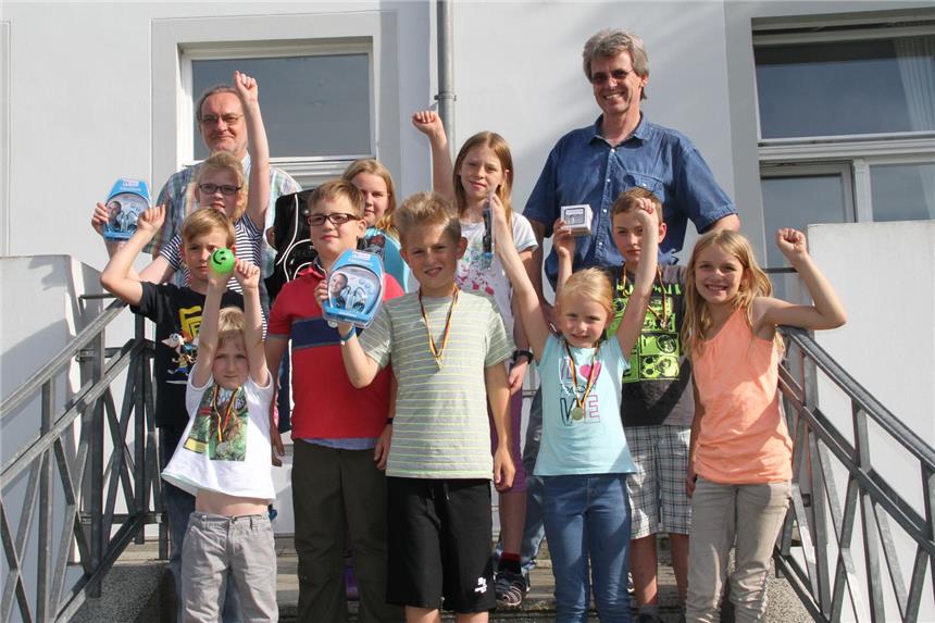 Sechsjähriger gewinnt Schachturnier Strahlende Sieger beim Ferienschachturnier in der Villa Becker. Vorne links: Turniersieger Felix Wittek.