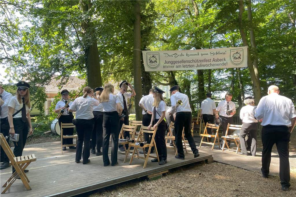 Strahlender Sonnenschein beim Vogelschießen des Junggesellenschützenvereins Asbeck. Der König freute sich nach seinem Siegertreffer ebenso wie die Besucher des Schützenfests.