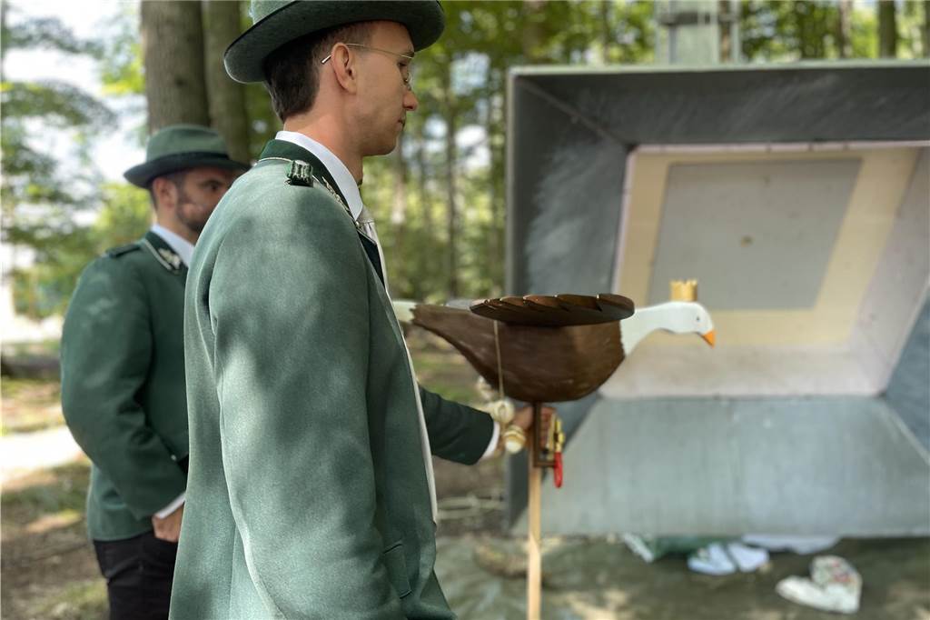 Strahlender Sonnenschein beim Vogelschießen des Junggesellenschützenvereins Asbeck. Der König freute sich nach seinem Siegertreffer ebenso wie die Besucher des Schützenfests.