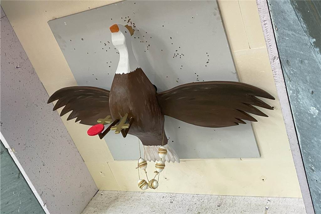 Strahlender Sonnenschein beim Vogelschießen des Junggesellenschützenvereins Asbeck. Der König freute sich nach seinem Siegertreffer ebenso wie die Besucher des Schützenfests.
