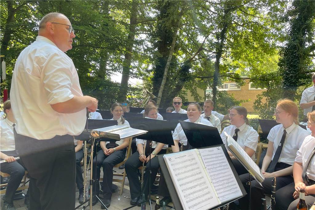 Strahlender Sonnenschein beim Vogelschießen des Junggesellenschützenvereins Asbeck. Der König freute sich nach seinem Siegertreffer ebenso wie die Besucher des Schützenfests.