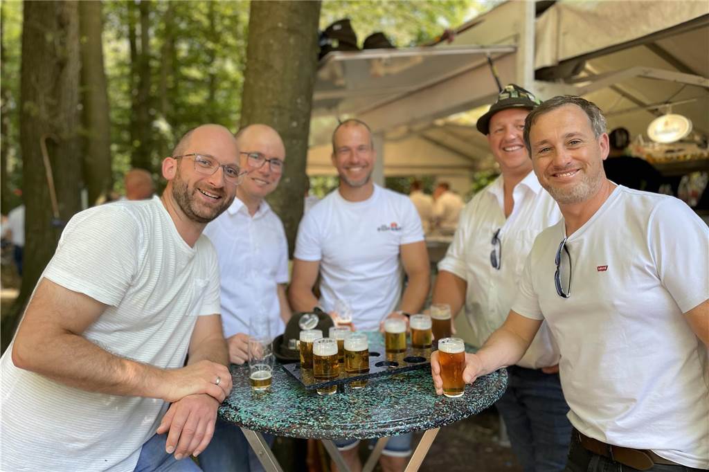 Strahlender Sonnenschein beim Vogelschießen des Junggesellenschützenvereins Asbeck. Der König freute sich nach seinem Siegertreffer ebenso wie die Besucher des Schützenfests.