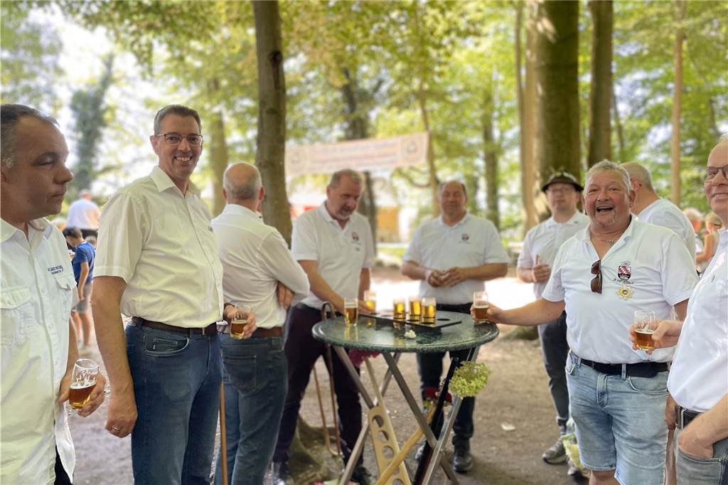 Strahlender Sonnenschein beim Vogelschießen des Junggesellenschützenvereins Asbeck. Der König freute sich nach seinem Siegertreffer ebenso wie die Besucher des Schützenfests.