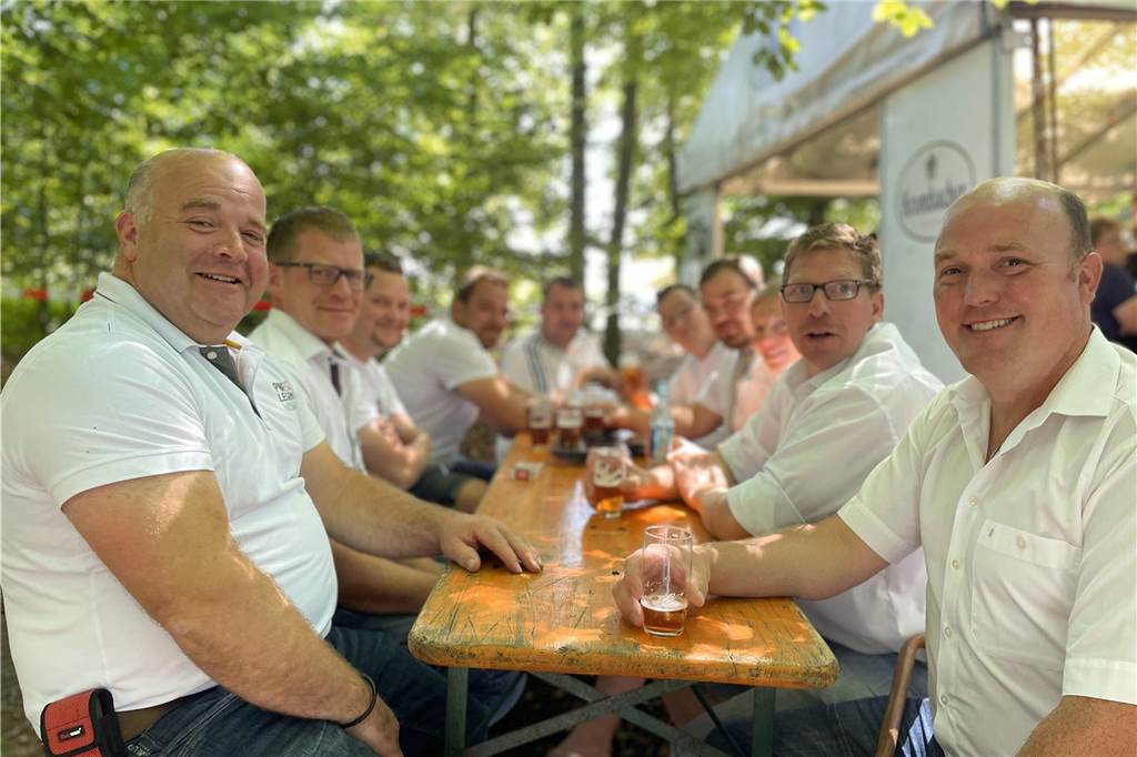 Strahlender Sonnenschein beim Vogelschießen des Junggesellenschützenvereins Asbeck. Der König freute sich nach seinem Siegertreffer ebenso wie die Besucher des Schützenfests.