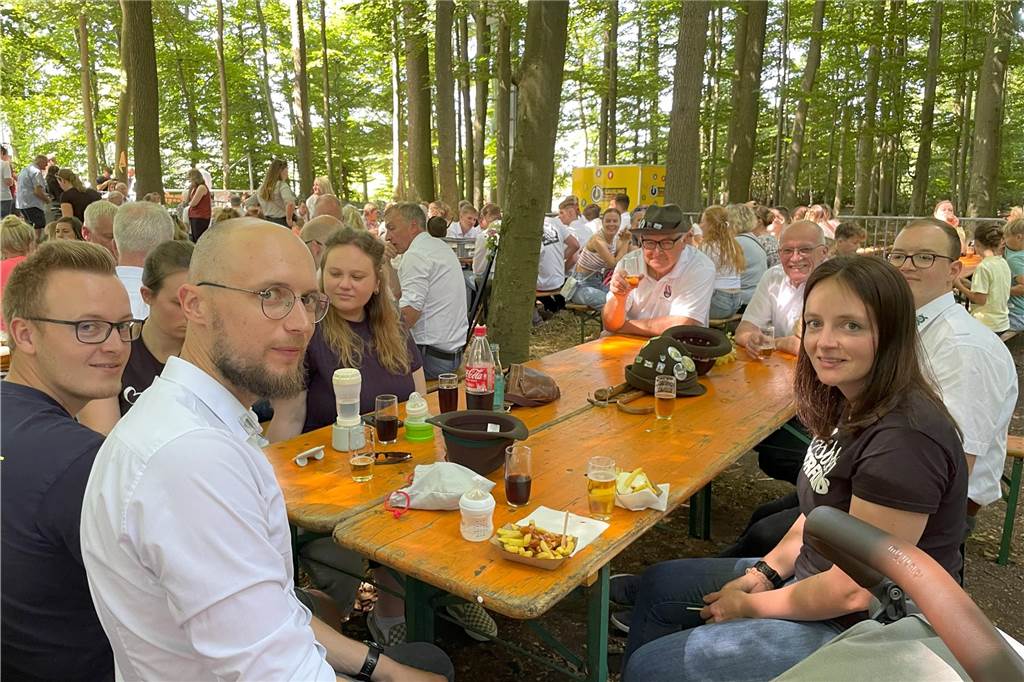 Strahlender Sonnenschein beim Vogelschießen des Junggesellenschützenvereins Asbeck. Der König freute sich nach seinem Siegertreffer ebenso wie die Besucher des Schützenfests.