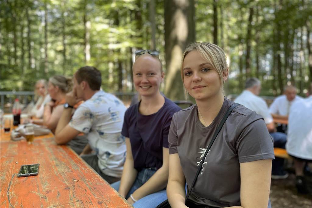 Strahlender Sonnenschein beim Vogelschießen des Junggesellenschützenvereins Asbeck. Der König freute sich nach seinem Siegertreffer ebenso wie die Besucher des Schützenfests.