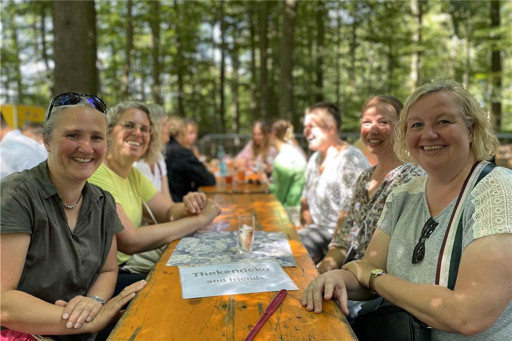 Strahlender Sonnenschein beim Vogelschießen des Junggesellenschützenvereins Asbeck. Der König freute sich nach seinem Siegertreffer ebenso wie die Besucher des Schützenfests.